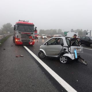 Grave incidente sulla tangenziale sud di Torino tra camion e Smart: ragazza trasportata al San Luigi in codice rosso