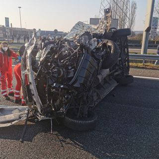 Furgone si ribalta in tangenziale, all'altezza di Nichelino: autista deceduto