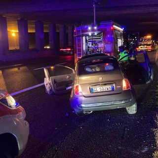 Non c’è pace in tangenziale: auto perde una ruota e colpisce un veicolo in transito: un ferito