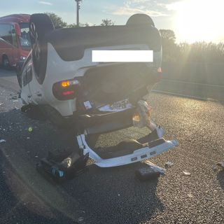 Scontro tra due mezzi sulla tangenziale Nord: un'auto si ribalta, disagi alla circolazione