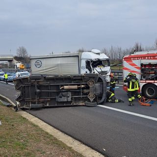 Furgone fermo sulla corsia di emergenza viene centrato da un tir: traffico paralizzato sulla Torino-Pinerolo