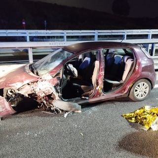 Auto imbocca la tangenziale in contromano e provoca un incidente: un ferito in codice rosso al Cto