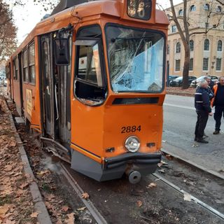 Tamponamento in corso Tassoni tra due tram: tanti feriti e problemi al traffico delle auto