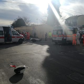 Incidente moto-auto in via Chambery, con autoambulanze