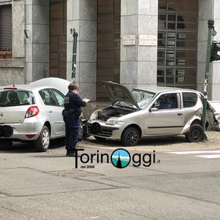 vigile urbano effettua rilevazioni dopo uno scontro