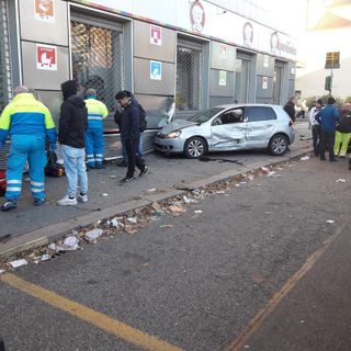 Grave incidente in via De Sanctis, Golf investe pedone: donna di 36 anni ricoverata in prognosi riservata al Maria Vittoria