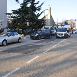 Attraversa la strada per non perdere il bus e viene investito: 35enne in prognosi riservata