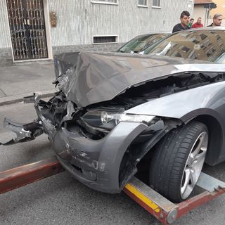 Incidente in via Paisiello a Torino, vettura travolta da auto pirata: una donna in gravi condizioni