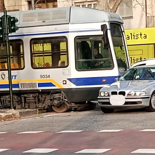 incidente tra tram e auto