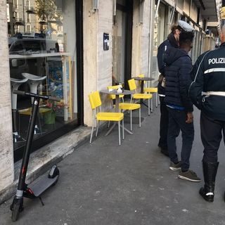 Monopattino investe un pedone in corso Giulio Cesare: erano entrambi sul marciapiede