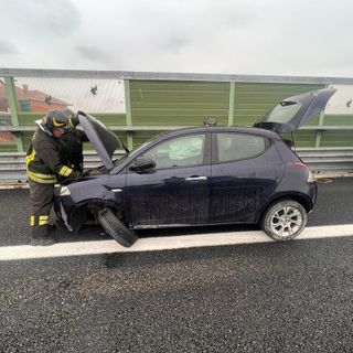 Automobilista perde il controllo sulla sopraelevata di Moncalieri: code in direzione Torino