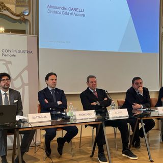 persone sedute a tavolo relatori