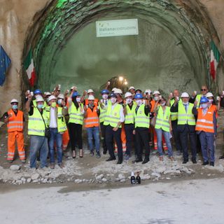 Metro 1, abbattuto l’ultimo pezzo del primo tunnel: conclusa la galleria fino alla Certosa [FOTO E VIDEO]