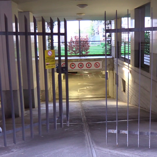 Studentessa violentata nella sua stanza, proseguono le indagini: sopralluogo nel garage della residenza universitaria Studentessa violentata nella sua stanza, proseguono le indagini: sopralluogo nel garage della residenza universitaria