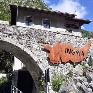 scritta di ingresso di un paese di montagna
