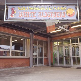 Volpiano, la nuova insegna della &quot;Dante Alighieri&quot; ideata dagli alunni della scuola