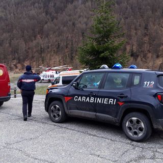 Sestriere, scialpinista colto da infarto: i carabineri intervengono a quota 2300 metri e portano in salvo l'uomo