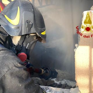 Cirié, in fiamme un fabbricato annesso a una villa. Intervengono i vigili del fuoco