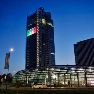 Quattro piani del grattacielo diventano tricolori: così Intesa Sanpaolo manda il suo incoraggiamento contro il Coronavirus