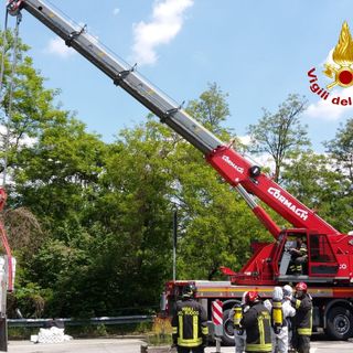 Camion perde un carico di acidi sulla strada: traffico bloccato vicino alla Reggia di Venaria [FOTO]