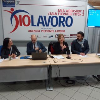 Code e tante persone in attesa a Moncalieri per Iolavoro