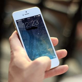 Aggredisce una passante e le ruba il cellulare: la Volante lo rintraccia grazie al segnale GPS
