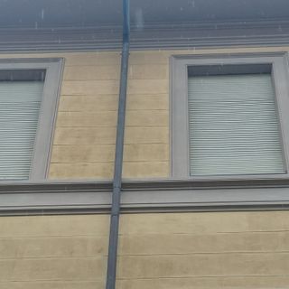 Caduto in strada un frammento di cornicione dell’Istituto Sella