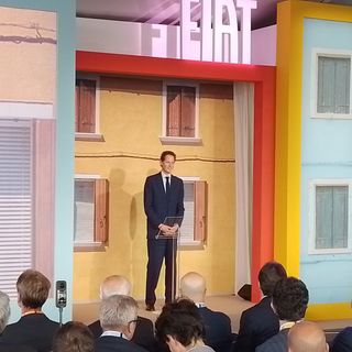 John Elkann davanti a scenografia Fiat