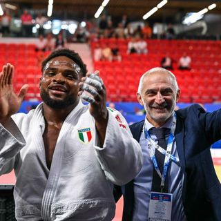 Judoka esulta con medaglia