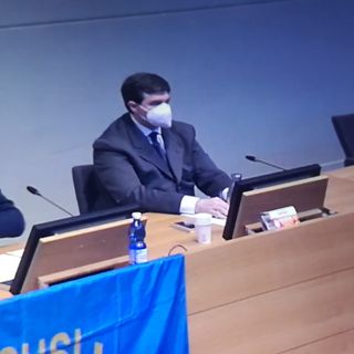 Tavolo di presentazione di un evento all'università