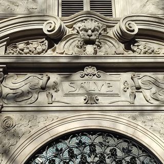 La grande scritta &quot;Salve&quot; campeggia sulla porta di una casa di Torino