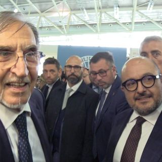 La Russa con un cappello delle Forze Armate in mano