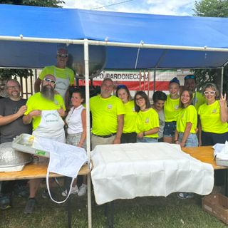 tendone con gente che cucina sotto