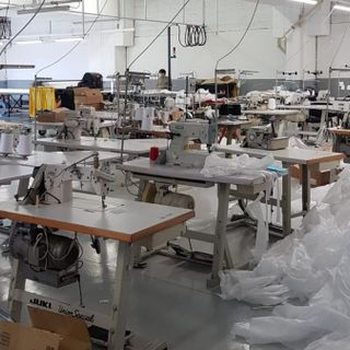 Anche i laboratori abusivi si &quot;riconvertono&quot;: la polizia scopre un centro illegale per produrre mascherine