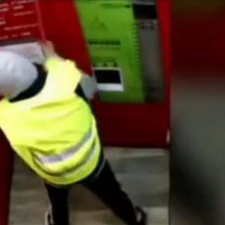 Ladro tenta di scassinare il distributore automatico