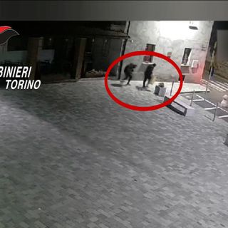 fotogramma che mostra furto ai danni di un negozio