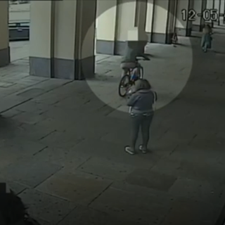 Il furto del cellulare arrivava &quot;in volata&quot;: arrestato dopo 13 colpi il ladro in bicicletta [VIDEO]