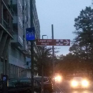 &quot;Lager per negri&quot;, cartello choc in corso Massimo D'Azeglio. Ora indaga la Digos