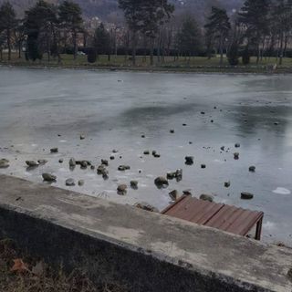 Villar Perosa, vandali smantellano un muretto a secco del lago. Il segretario della società di pesca sportiva: &quot;Non è il primo episodio&quot;