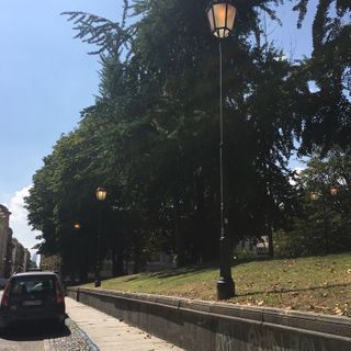 In centro Torino lampioni accesi in pieno giorno