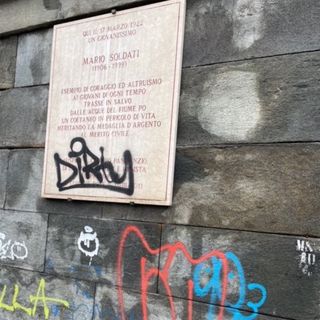 Sfregiata e vandalizzata ai Murazzi la lapide dedicata a Mario Soldati