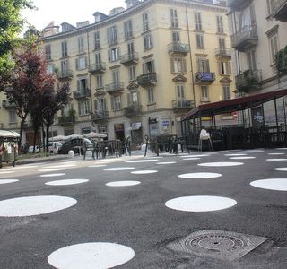 Via Santa Giulia recupera la sua vocazione commerciale con un evento serale e pedonale