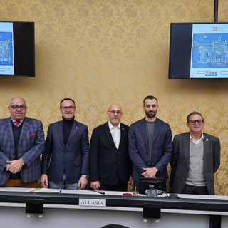 persone insieme dietro un tavolo persone insieme dietro un tavolo