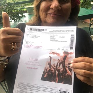 donna con biglietto