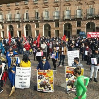 &quot;Senza cultura l'anima muore&quot;: in piazza Castello il grido dei lavoratori dello spettacolo [FOTO e VIDEO]