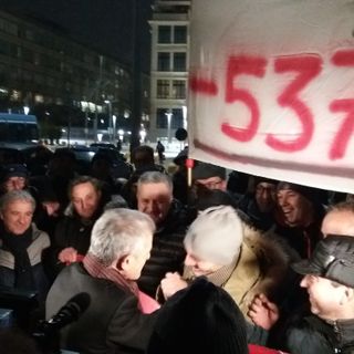 Al Lingotto di Torino Chiamparino stringe la mano ai lavoratori Embraco: &quot;Sono sempre con voi&quot; (FOTO E VIDEO)