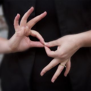 donna mostra la lingua dei segni