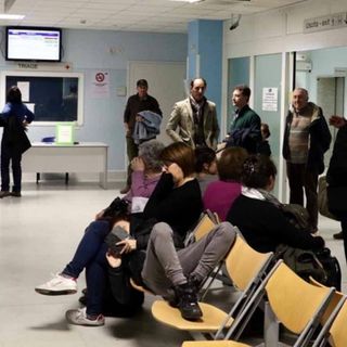 Persone in attesa di una visita ospedaliera