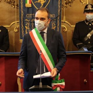Il sindaco Stefano Lo Russo con fascia tricolore