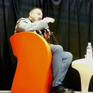 Carlo Lucarelli alla Cascina Roccafranca: intervista al narratore da taverna, tra gialli e tortellini